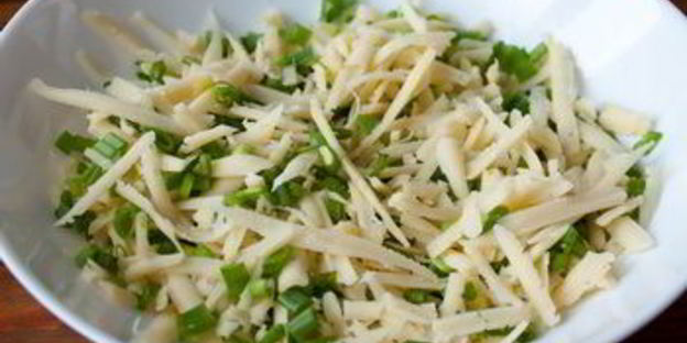 суп-пюре из зеленого горошка с сырно-луковыми гренками