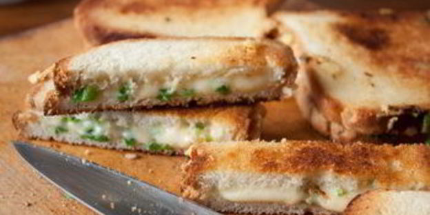 суп-пюре из зеленого горошка с сырно-луковыми гренками