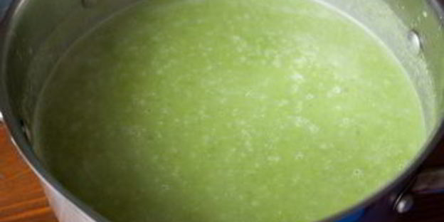 суп-пюре из зеленого горошка с сырно-луковыми гренками