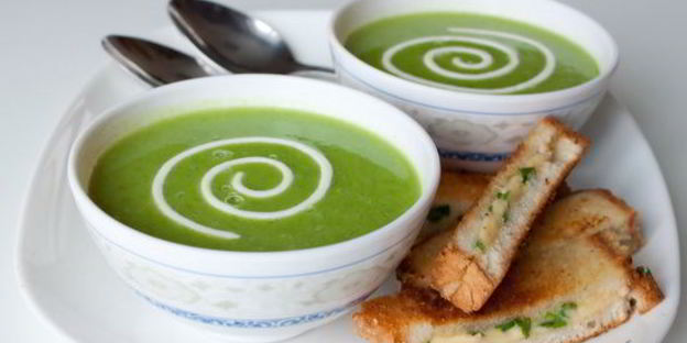 суп-пюре из зеленого горошка с сырно-луковыми гренками