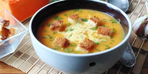 суп-пюре с тыквой и сухариками