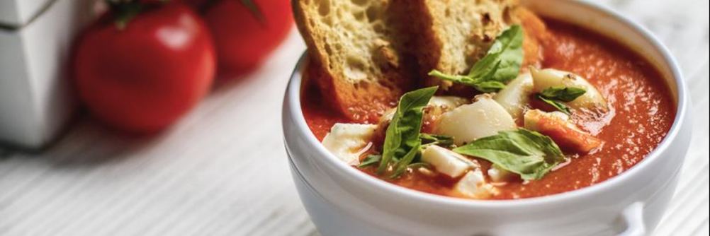 Томатный суп-пюре с протертыми овощами, кальмарами и хрустящей чиабаттой