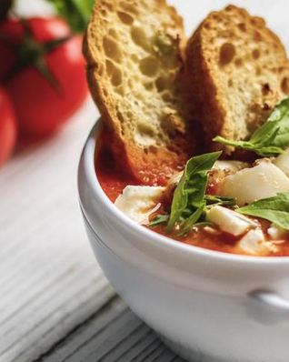 Томатный суп-пюре с протертыми овощами, кальмарами и хрустящей чиабаттой