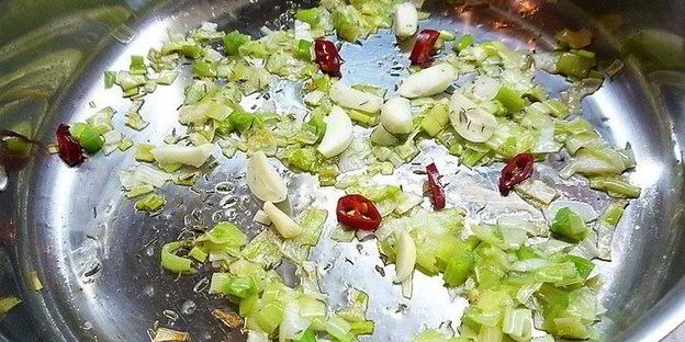 тыквенный суп-пюре с нутом и креветками