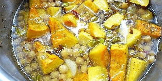 тыквенный суп-пюре с нутом и креветками