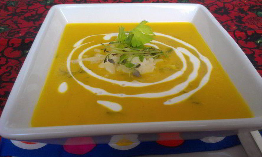 Рецепт тыквенного супа-пюре солнышко на блюде