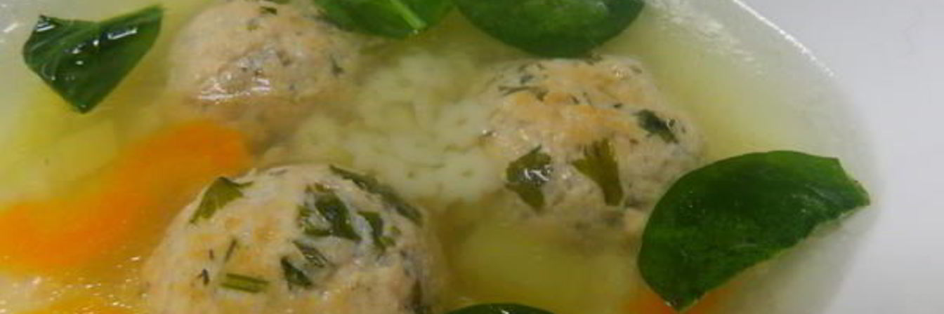 Суп с фрикадельками из семги и шпинатом