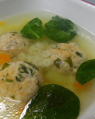 Суп с фрикадельками из семги и шпинатом