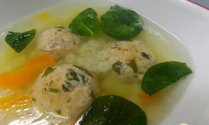 Рецепт супа с фрикадельками из семги и шпинатом