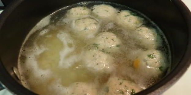 суп с фрикадельками из семги и шпинатом