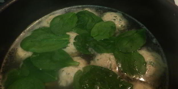 суп с фрикадельками из семги и шпинатом