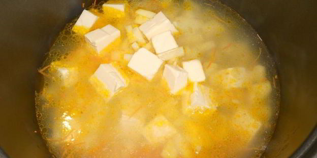 суп с курицей и плавленным сыром в мультиварке