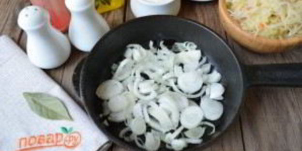 суп с квашеной капустой и сосисками