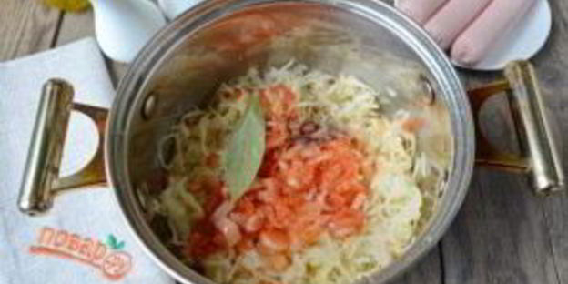суп с квашеной капустой и сосисками