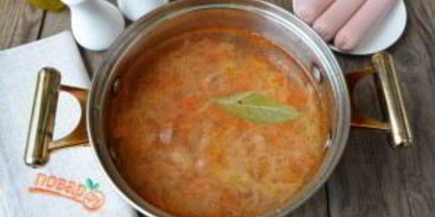 суп с квашеной капустой и сосисками