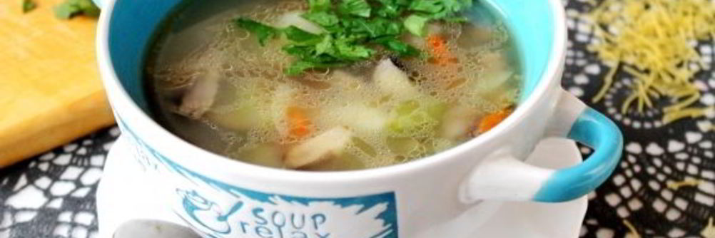 Суп с замороженными лесными грибами и вермишелью