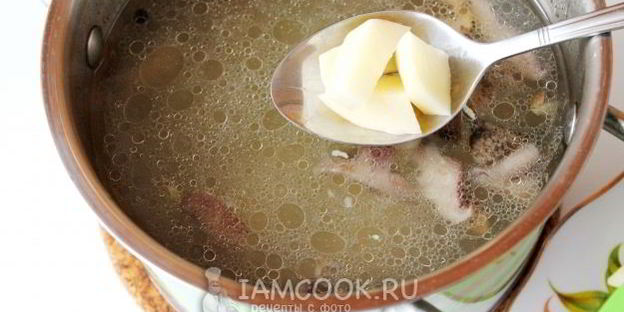 суп с замороженными лесными грибами и вермишелью