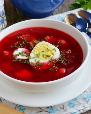 Свекольный суп с яйцом