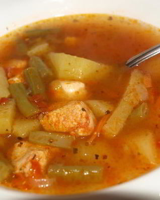 Томатный куриный суп со стручковой фасолью