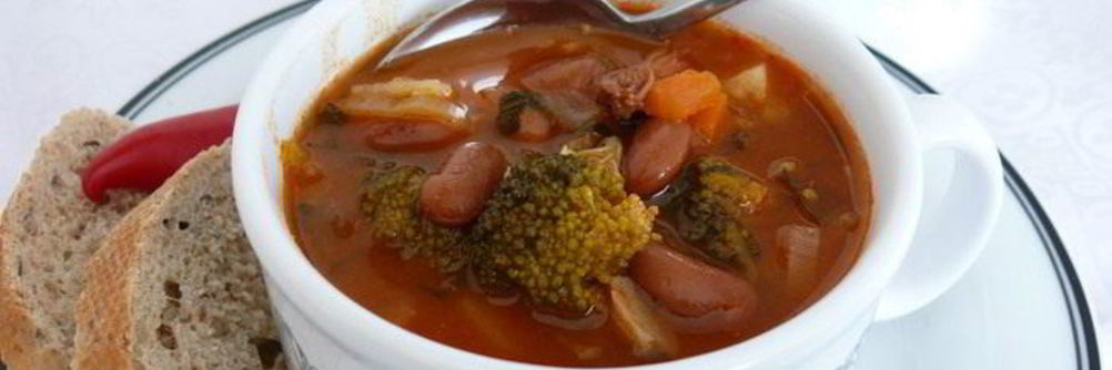 Томатный суп с фасолью и брокколи