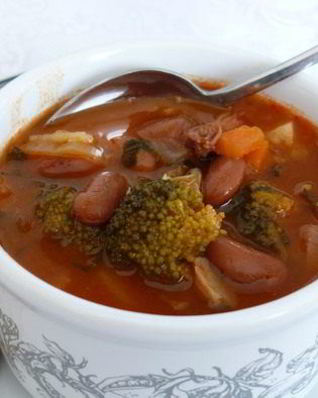 Томатный суп с фасолью и брокколи