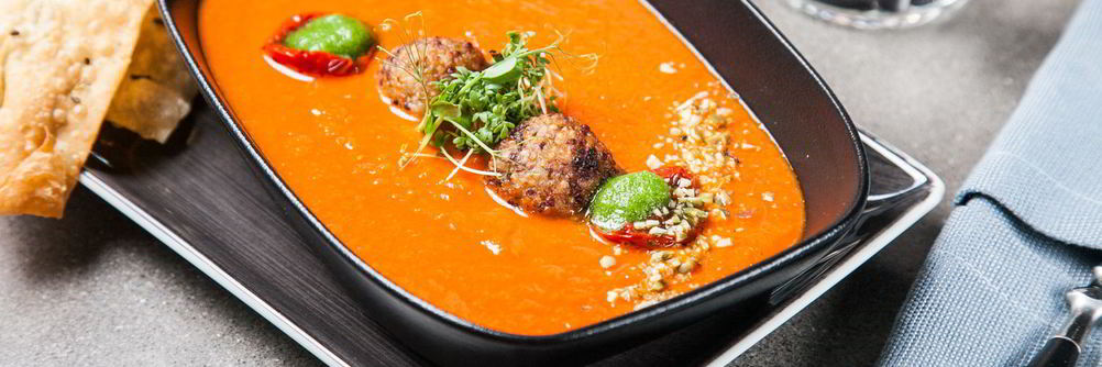 Томатный суп с фрикадельками из киноа