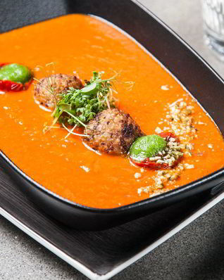 Томатный суп с фрикадельками из киноа