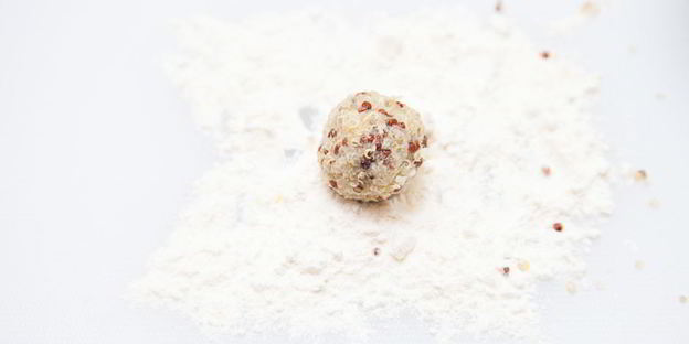 томатный суп с фрикадельками из киноа