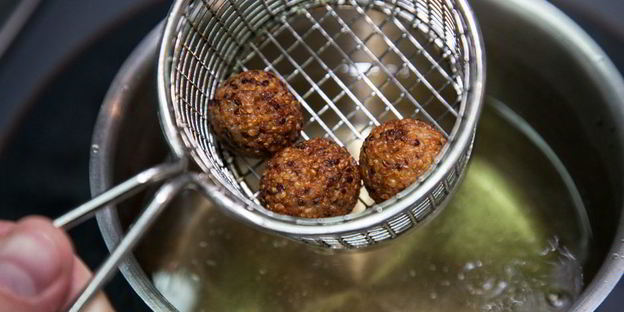 томатный суп с фрикадельками из киноа