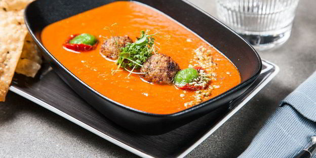 томатный суп с фрикадельками из киноа