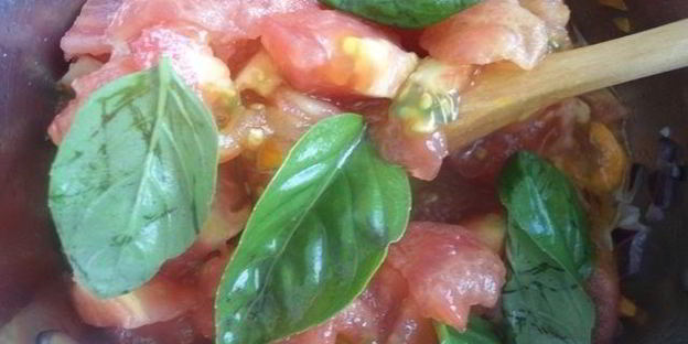 томатный суп с морковью и базиликом