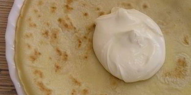 блинчики с маскарпоне, малиной и белым шоколадом