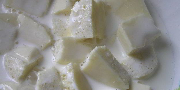 блинчики с маскарпоне, малиной и белым шоколадом