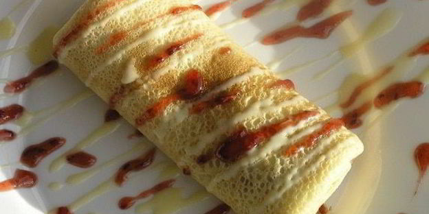 блинчики с маскарпоне, малиной и белым шоколадом