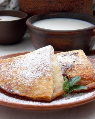 Блинчики с творогом, изюмом и апельсиновой цедрой