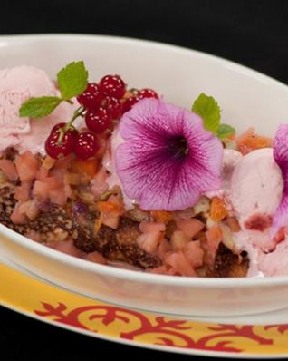 Блинчики Сюзет с проваренными в ликере кусочками фруктов