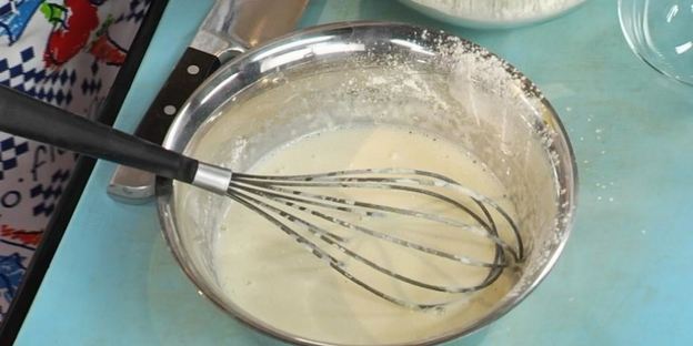 блинчики сюзет с проваренными в ликере кусочками фруктов