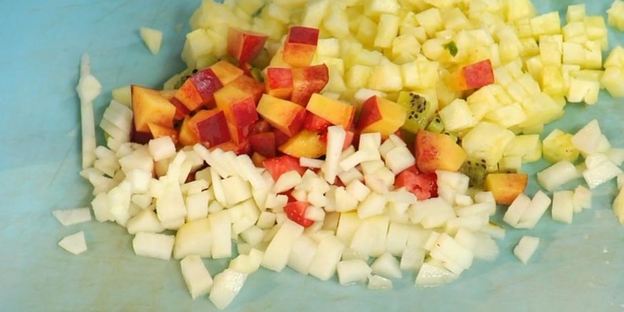 блинчики сюзет с проваренными в ликере кусочками фруктов