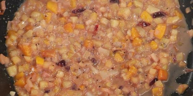 блинчики сюзет с проваренными в ликере кусочками фруктов