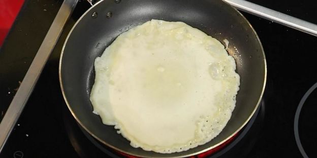 блинчики сюзет с проваренными в ликере кусочками фруктов