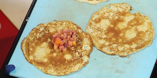 блинчики сюзет с проваренными в ликере кусочками фруктов