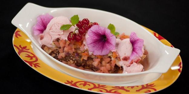 блинчики сюзет с проваренными в ликере кусочками фруктов