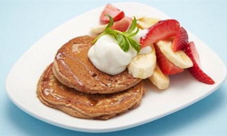 Рецепт блинов из спельтовой муки со свежими фруктами и натуральным йогуртом