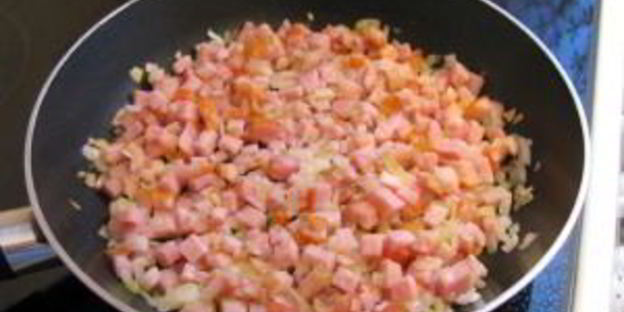 фаршированные блины, запеченные с ветчиной и сыром