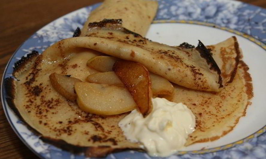 Рецепт миндальных блинов с карамелизированными грушами