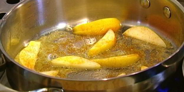 миндальные блины с карамелизированными грушами