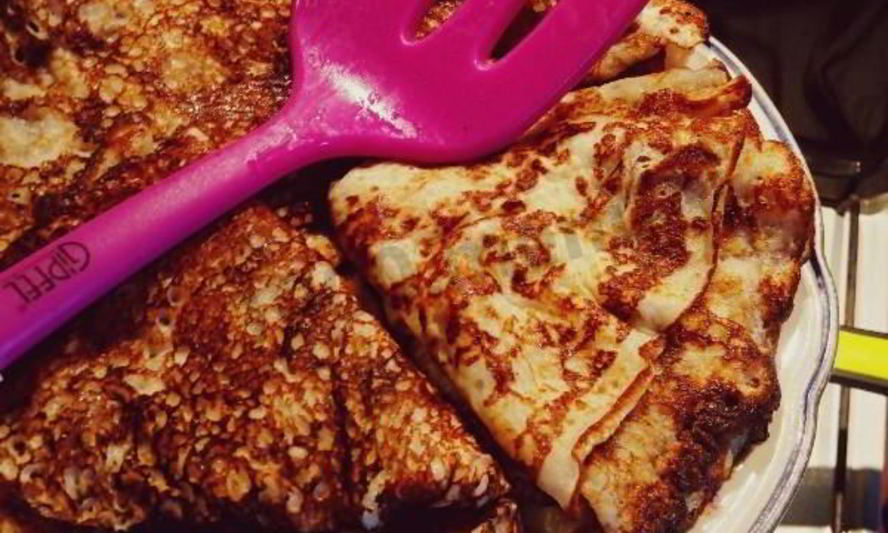 Рецепт нежных блинчиков на прокисшем кефире и йогурте