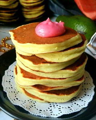 Панкейки-башенки с авокадо на простокваше