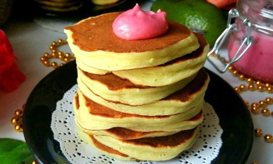 Рецепт панкейков-башенок с авокадо на простокваше