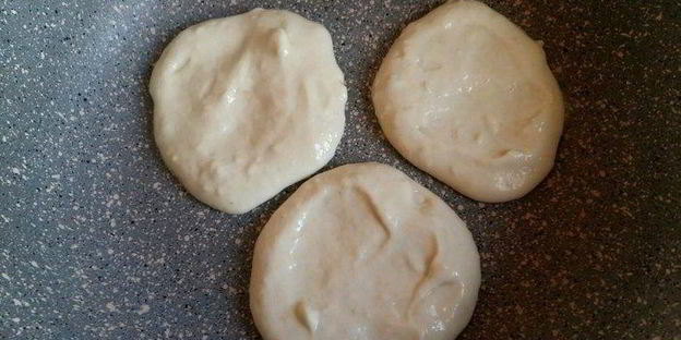 панкейки-башенки с авокадо на простокваше